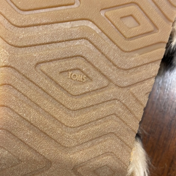 Toms manmade material fur slippers (sz 7) - Picture 3 of 5